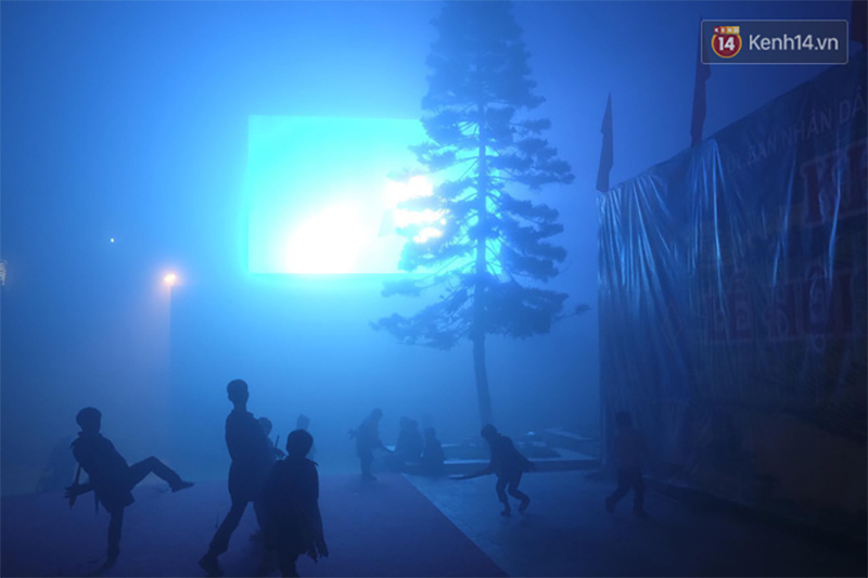 Chùm ảnh: Du khách thích thú tận hưởng khí lạnh ở thị trấn Sapa mờ sương vào dịp lễ 30/4